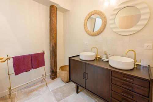 une salle de bain avec deux lavabos et un miroir dans l'établissement Charmant Duplex au Cœur d'Auxerre, à Auxerre