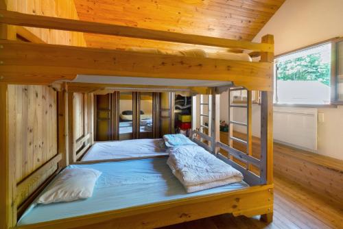 En eller flere senge i et værelse på Chalet Vernay