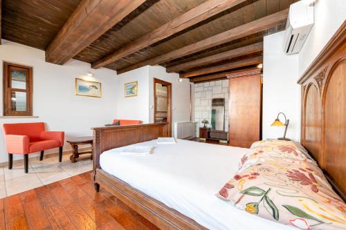a bedroom with a bed and a desk and a chair at Apartments with pool Maraska in Brela