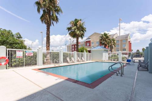 Comfort Suites New Orleans East Image