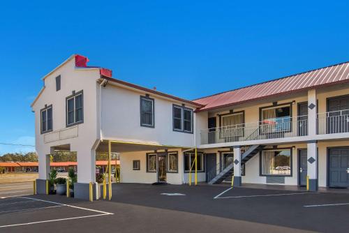 a large white building with a parking lot at Econo Lodge Calhoun North Damascus in Calhoun
