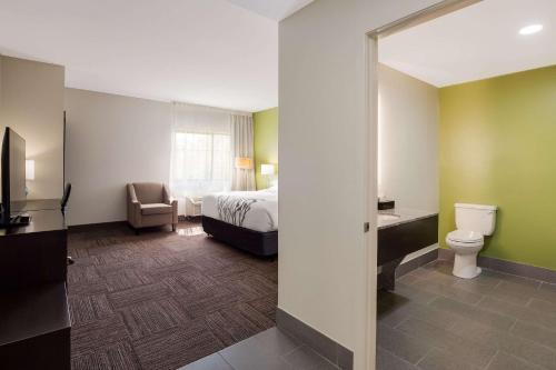 Katil atau katil-katil dalam bilik di Sleep Inn & Suites North Mobile Saraland