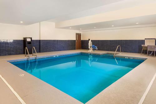Kolam renang di atau dekat dengan Sleep Inn & Suites North Mobile Saraland
