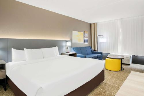 a large white bed in a hotel room at Comfort Inn Gold Coast in Ocean City