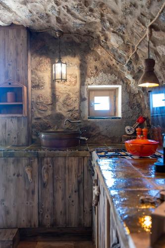 - une cuisine avec un comptoir et une cuisinière four supérieur dans l'établissement charmante bergerie à Cargese tres belle vue mer avec jardin, à Cargèse