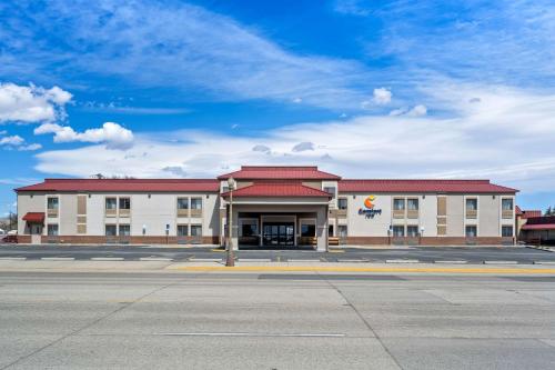 an empty parking lot in front of a building at Comfort Inn at Buffalo Bill Village Resort in Cody