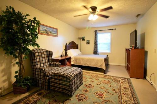a bedroom with a bed and a couch and a chair at Hillbilly haven in Nashville
