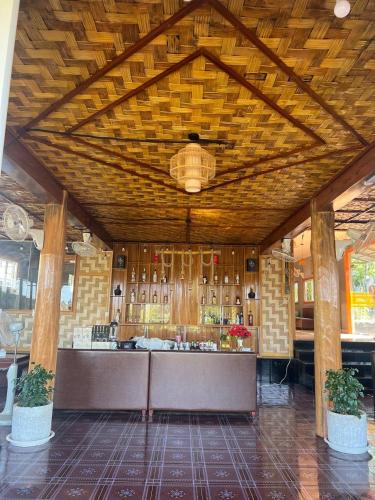 Saló o bar de Chomkatae Bungalows