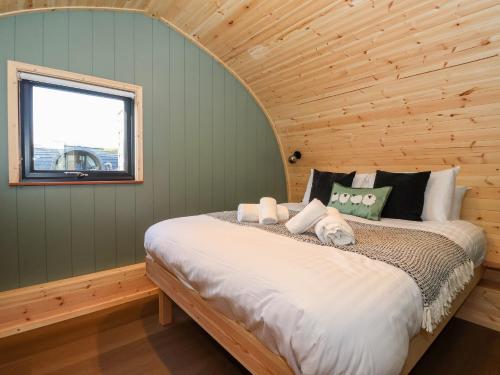 une chambre avec un lit dans une pièce en bois dans l'établissement Woodpecker, à Carnforth