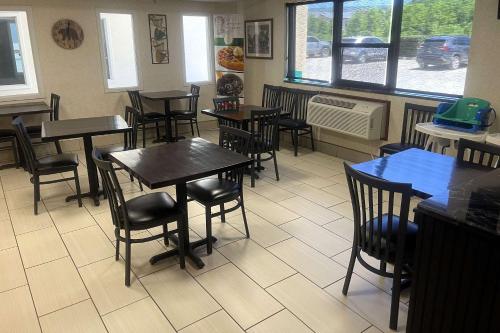 a dining room with tables and chairs in a restaurant at Quality Inn Raton, NM in Raton