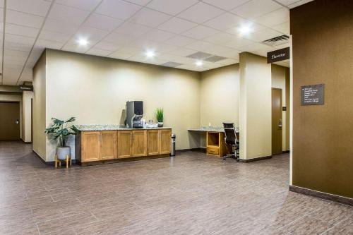 Ο χώρος του λόμπι ή της ρεσεψιόν στο Comfort Suites Hotel and Conference Center