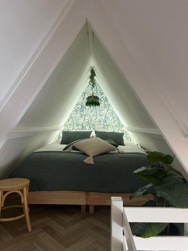 a bedroom with a bed in a attic at Hartje Bergen in Bergen