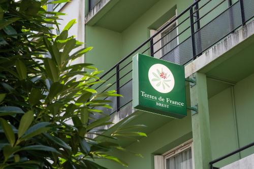 a green sign on the side of a building at Terres de France Brest in Brest