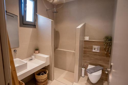 Ένα μπάνιο στο Serenity luxury villa