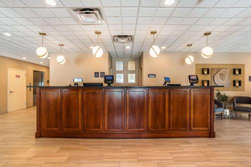a lobby with a large wooden bar in a waiting room at Comfort Inn & Suites in Crestview