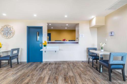 バニングにあるQuality Inn Banning I-10の青い椅子が置かれた病院の待合室