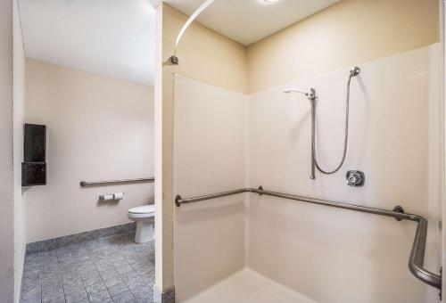 Bagno di Quality Inn & Suites Augusta Fort Eisenhower Area