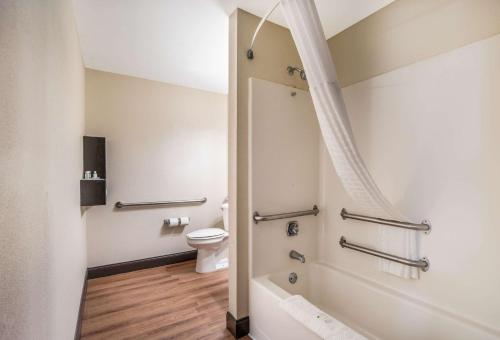 Bagno di Quality Inn & Suites Augusta Fort Eisenhower Area