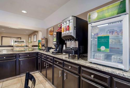 Cucina o angolo cottura di Quality Inn & Suites Augusta Fort Eisenhower Area