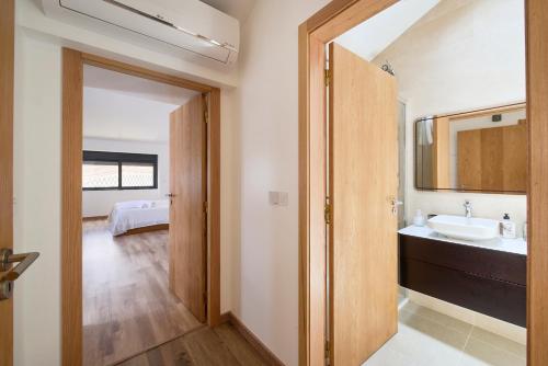 a bathroom with a sink and a mirror at Casa do Moleiro in Mortágua
