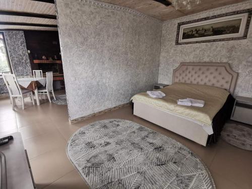 Postel nebo postele na pokoji v ubytování Monte-Kristo Hotel