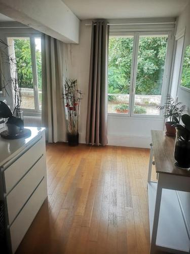 Il comprend une cuisine avec 2 fenêtres et du parquet. dans l'établissement Appart dans le centre historique de Chartres, à Chartres