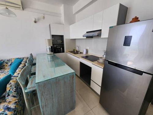 ワッタラにあるBeach Front Apartment - Wattalaのキッチン(冷蔵庫、カウンタートップ付)