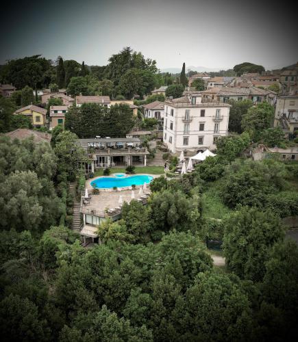an aerial view of a house with a swimming pool at Villa Clodia Relais in Manziana