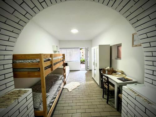a room with a bunk bed and a desk at Apartman Vanila in Bela Crkva