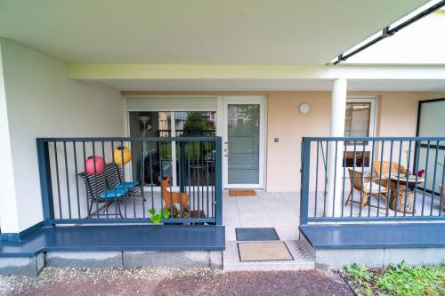 un porche d'une maison avec des chaises et une table dans l'établissement Charmant 2P au Cœur d'Haguenau, à Haguenau