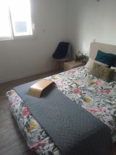 - un grand lit dans une chambre avec une grande couverture dans l'établissement Maison neuve tout confort Soulac sur Mer, à Soulac-sur-Mer