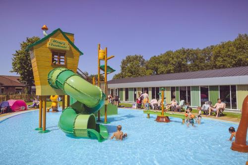 a group of people playing in a water park at Camping Marvilla Parks Kaatsheuvel - Roan in Kaatsheuvel
