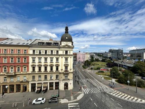 Nespecifikovaný výhled na destinaci Praha nebo výhled na město při pohledu z aparthotelu