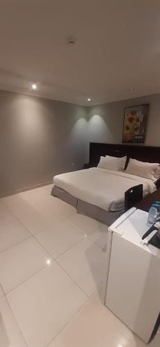 Ένα ή περισσότερα κρεβάτια σε δωμάτιο στο Taleen Serviced Apartments Al Aqiq