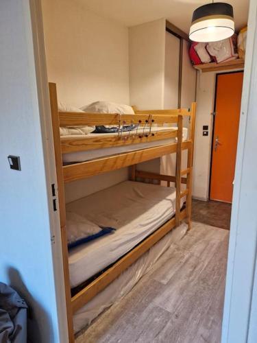 une chambre avec deux lits superposés dans une pièce dans l'établissement Appartement au pied des pistes, à La Joue du Loup