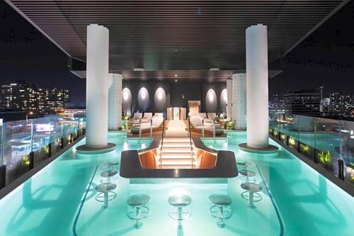 Πισίνα στο ή κοντά στο Deluxe 2BD Apt with Infinity Pool