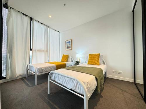Ένα ή περισσότερα κρεβάτια σε δωμάτιο στο Deluxe 2BD Apt with Infinity Pool