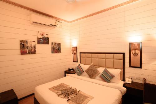 a bedroom with two beds in a room at Sinon Baga Retreat in Baga