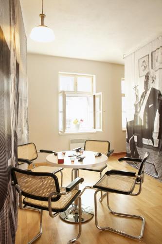 Zimmer mit Stühlen, einem Tisch und einem Fenster in der Unterkunft Hostel Eleven in Brünn