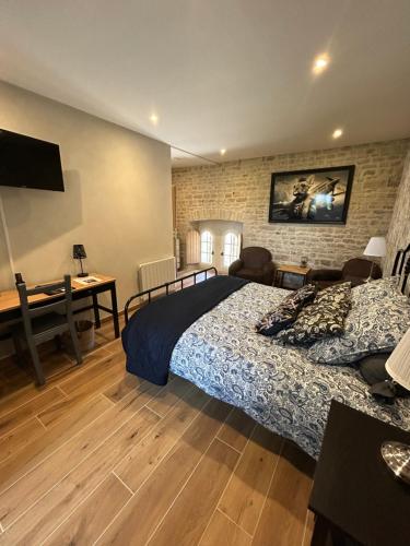 une chambre avec un lit, un bureau et une télévision dans l'établissement CHÂTEAU DE FRANQUETOT & D Day Collins Museum, à Sainte-Mère-Église