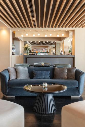 Ruang duduk di Royal Apollonia by Louis Hotels