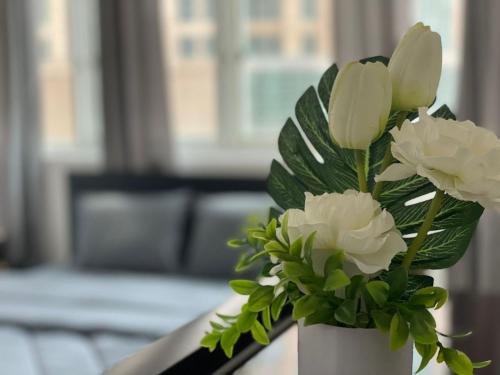 En eller flere senge i et værelse på Cornich Street - Suave Sea View Room