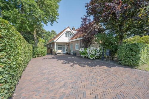 a brick driveway in front of a house at 't Kleine eiland in Zuid-Scharwoude