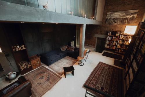 vista aerea su un soggiorno con divano blu di B&B Design a Bologna