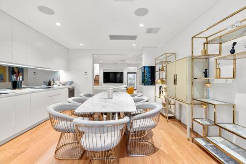 a kitchen and dining room with a table and chairs at Luxurious 3-Story Terrace in Potts Point in Sydney