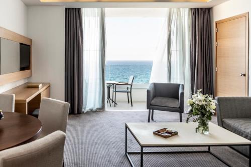 Ruang duduk di Royal Apollonia by Louis Hotels