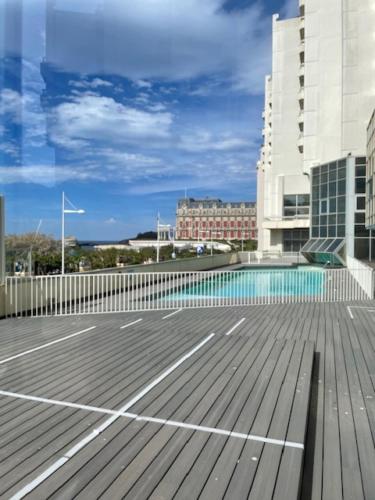 - un parking avec une piscine au-dessus d'un bâtiment dans l'établissement Surfin You Essaye, à Biarritz