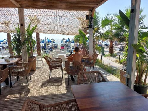 ein kleiner Junge sitzt an einem Tisch in einem Restaurant in der Unterkunft Don Simon Apartment in Durrës