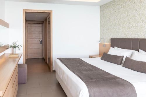 Katil atau katil-katil dalam bilik di Royal Apollonia by Louis Hotels