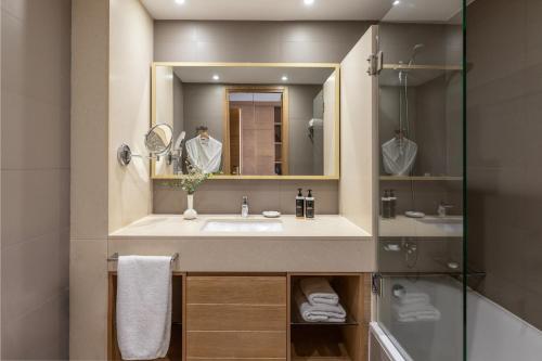 Bilik mandi di Royal Apollonia by Louis Hotels